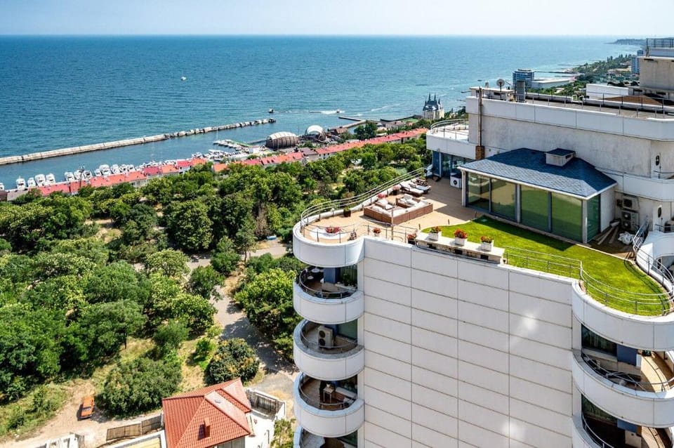 Pearl Luxury Apartment with Terrace Arcadia Apartment in Odessa