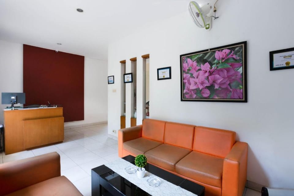 OYO 3736 Wisma Bougenville Syariah Hotel in West Java