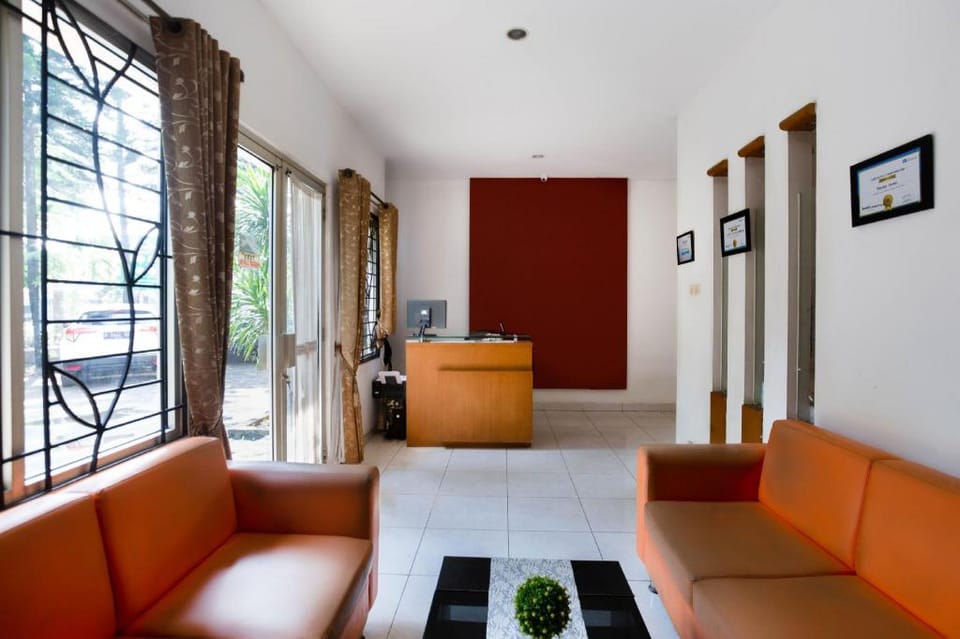 OYO 3736 Wisma Bougenville Syariah Hotel in West Java