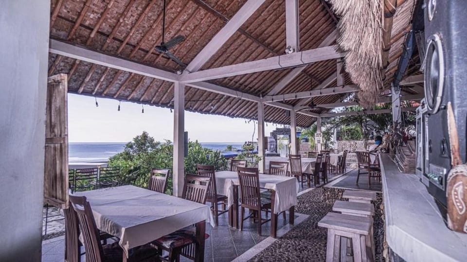 Waeni's Sunset View Hotel in Abang