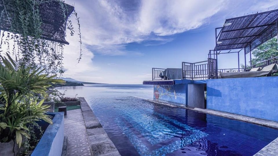 Waeni's Sunset View Hotel in Abang