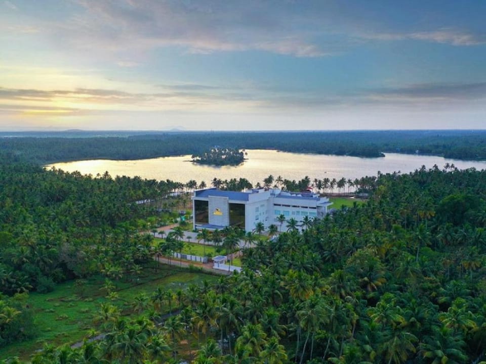 Blue Serene Backwater Resort Hotel in Kerala