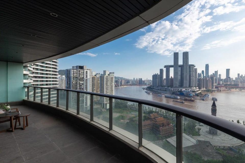 MiXi正看来福士/解放碑/无遮挡江景/超大阳台落200平米大三居室 Apartment in China
