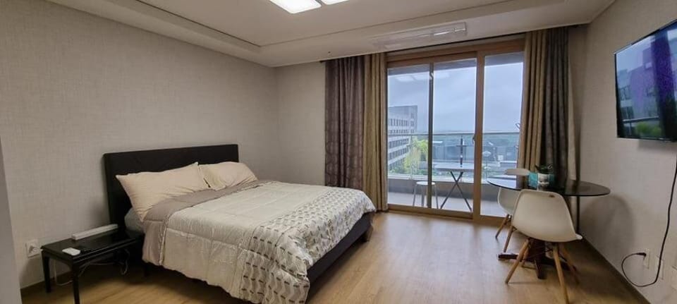 Big Studio w Kitchen & Balcony In Dheights Clark Apartment in Angeles
