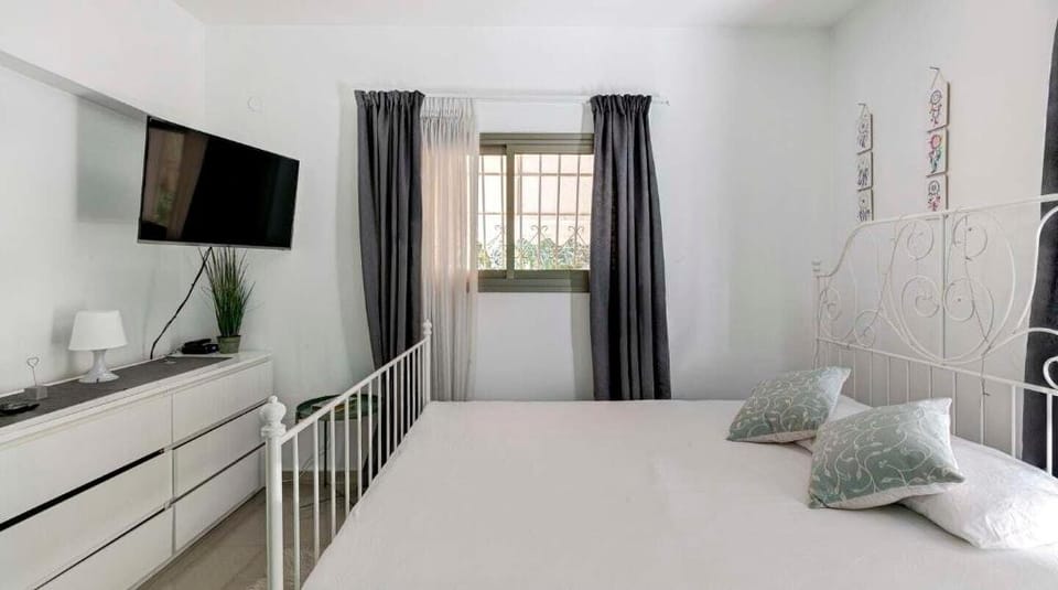 Hilton beachfront flat up to 6 with a jacuzzi Vacation rental in Tel Aviv-Yafo
