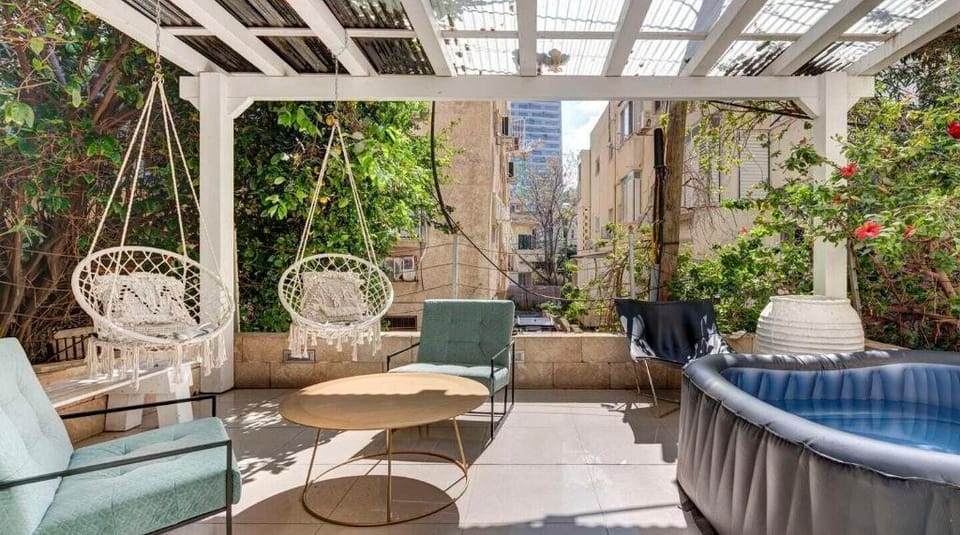 Hilton beachfront flat up to 6 with a jacuzzi Vacation rental in Tel Aviv-Yafo