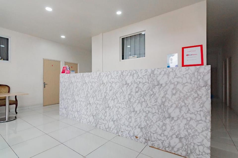 RedDoorz near Prujakan Station Cirebon Hotel in West Java