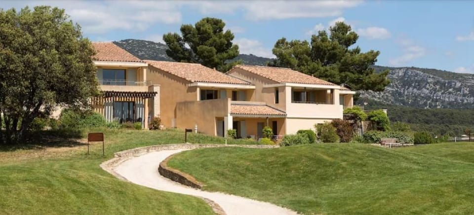 LA PERLE DE PROVENCE-Magnifique Vue CLIM LINGE Golf Saumane 6P Piscine Tennis Apartment in L'Isle-sur-la-Sorgue