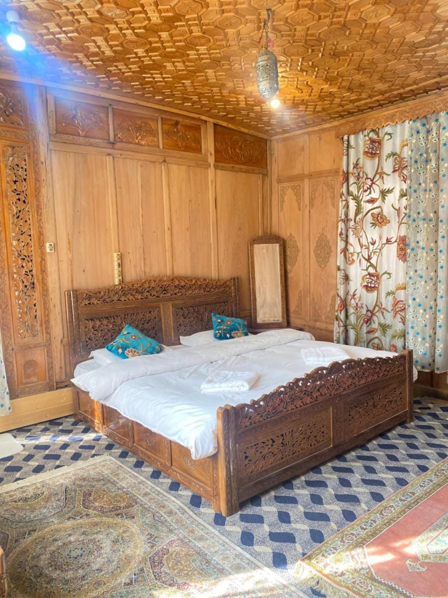 Houseboat New heidi Hotel in India