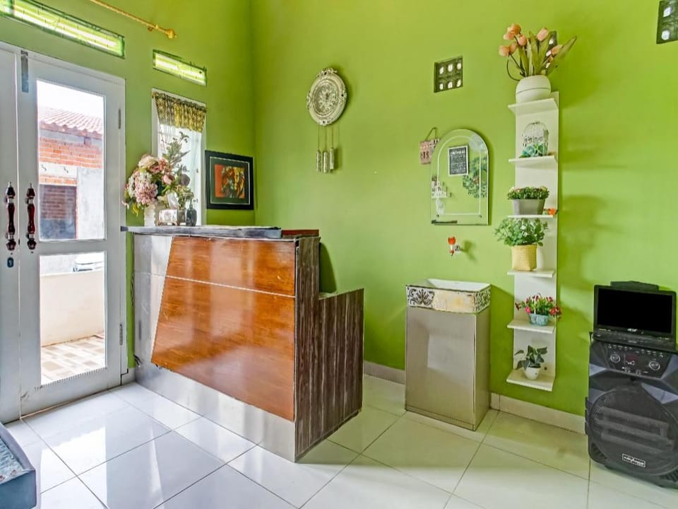 OYO 90602 Guest House Marisa Syariah Hotel in Indonesia