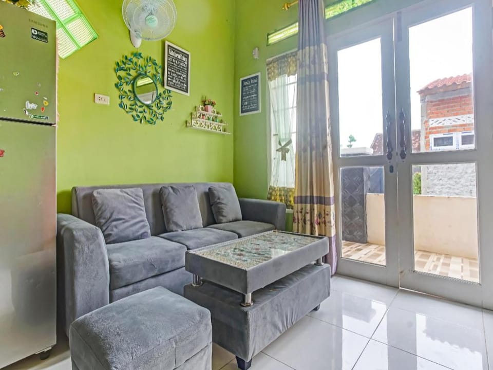 OYO 90602 Guest House Marisa Syariah Hotel in Indonesia