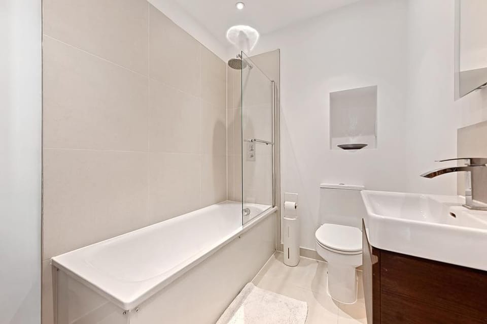 Comfy 2Bed&1Bath Flat with FREE Wi-Fi / Parking Apartment in London Borough of Ealing