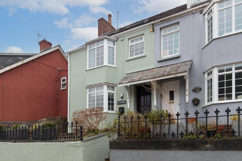 Ivydene Cottage - Stone Throw to Beach, Sea Views Country House in Saundersfoot