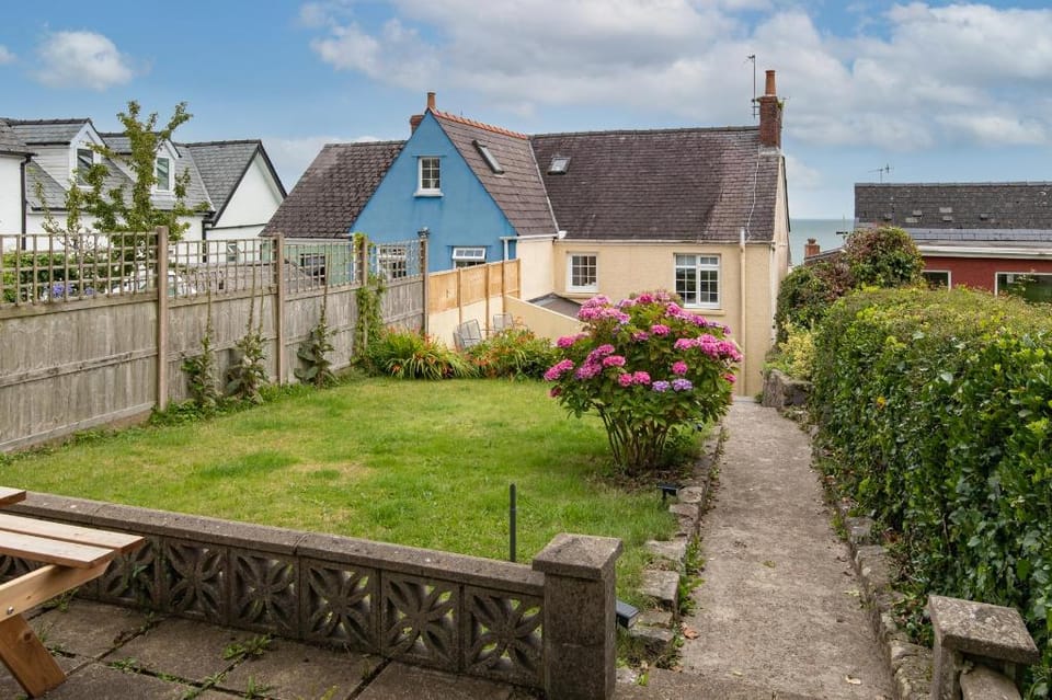 Ivydene Cottage - Stone Throw to Beach, Sea Views Country House in Saundersfoot