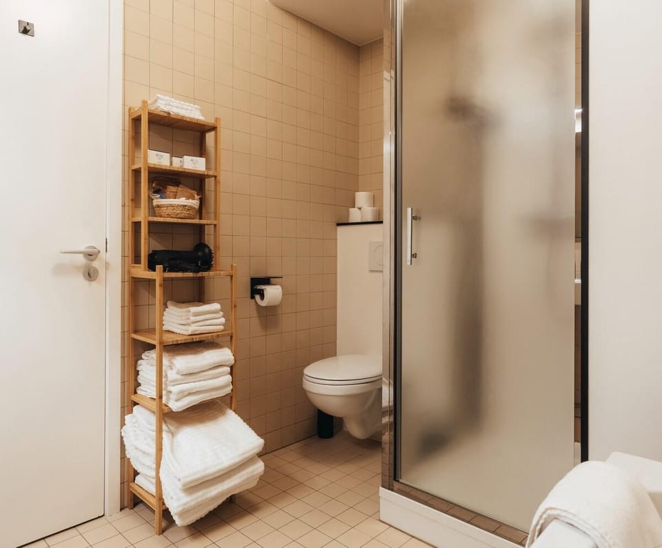 R213 - Modern 2-BR Urban Escape with ♡ Terrace Apartment in Brussels