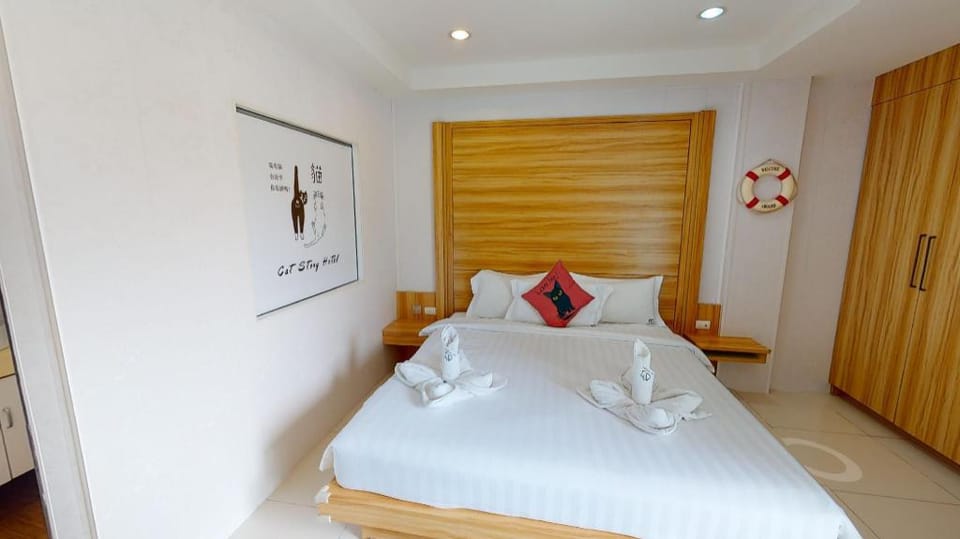 Patong Beach CatThemeHostel kingbed/balcony/lift-3 Apartment in Patong