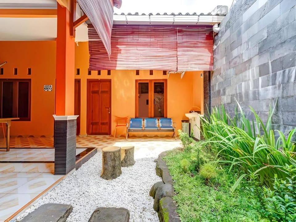 RedDoorz Syariah @ Endrayanti Inn RSUD Yogyakarta Hotel in Yogyakarta