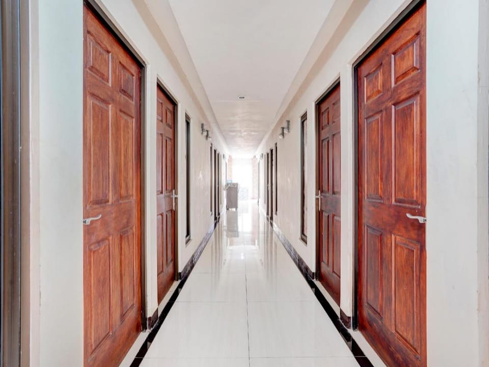 OYO Life 90606 Glass House Citraland Syariah Hotel in Surabaya