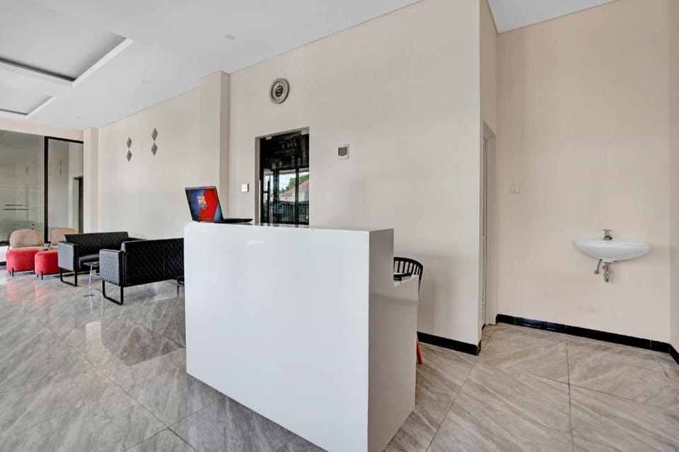 OYO Life 90649 Raja Residence Syariah Hotel in Surabaya