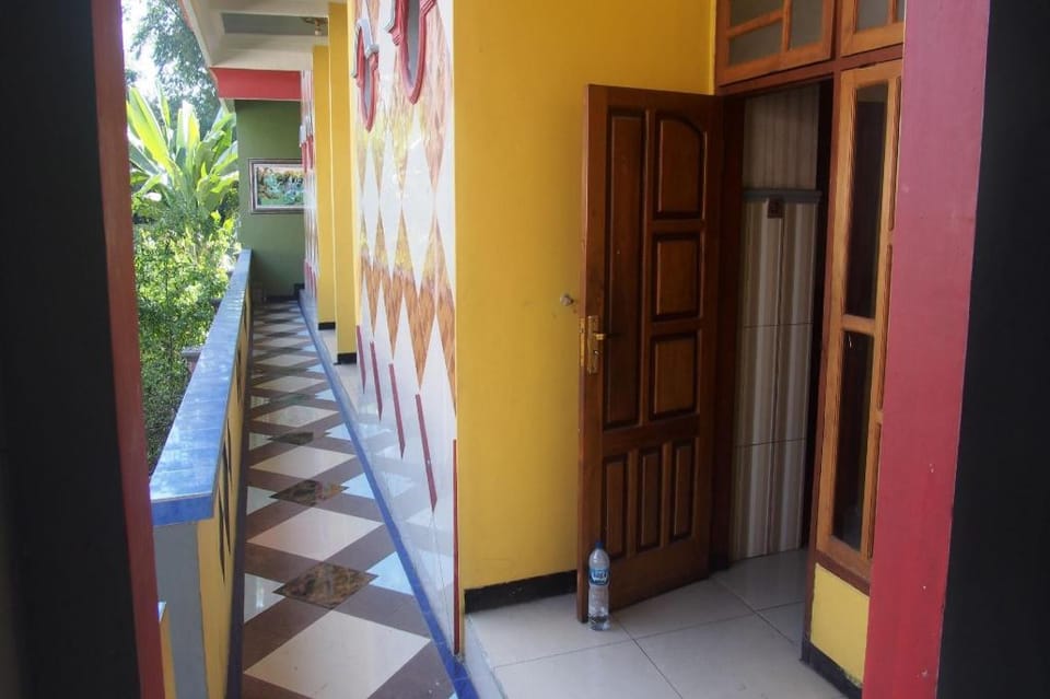 OYO Life 90646 Villa Karsinem Pasuruan Hotel in East Java
