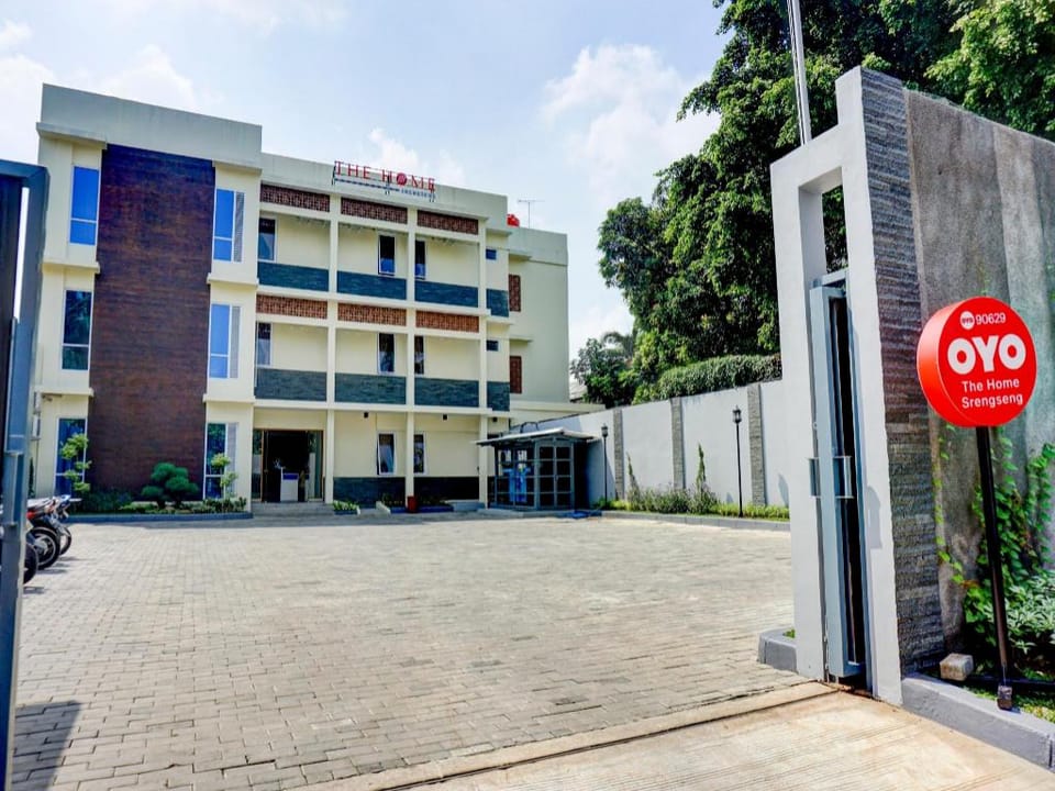 OYO 90629 The Home Srengseng Hotel in Jakarta