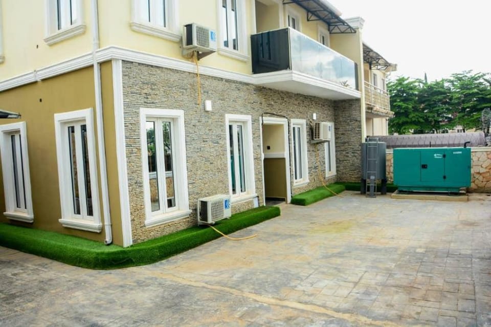 Shortlet Court's Luxurious 3-Bedroom Duplex Apartment in Abuja