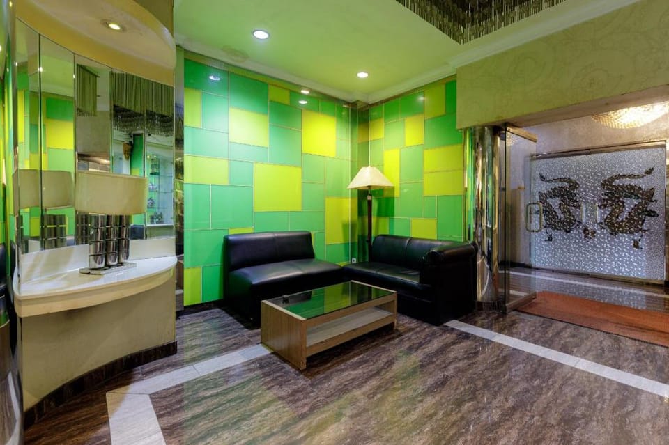 RedDoorz Plus near Simpang Tiga Tritayasa Cilegon Hotel in Indonesia