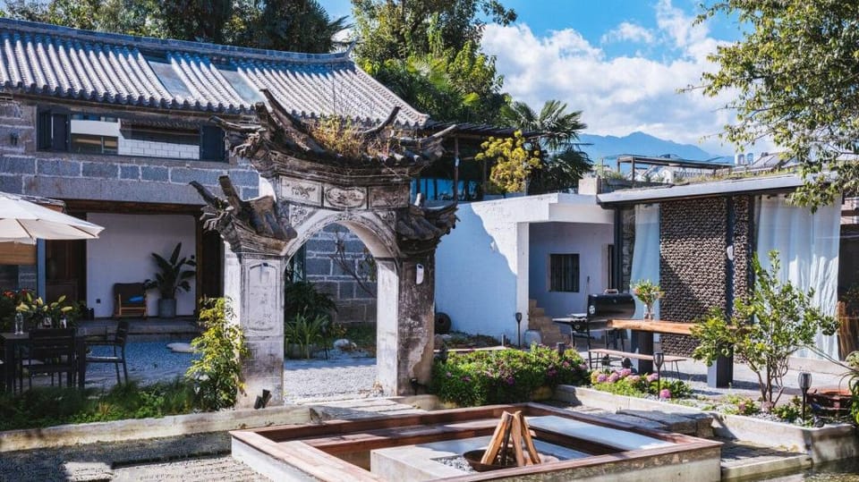 Kong【云觅·180°露台蜜月大床房】古城苍山下丨白族轻奢设计师酒店丨含双早下午茶丨带浴缸投影花园 Vacation rental in China