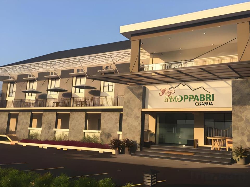 RedDoorz Premium @ Griya Inkoppabri Cisarua Puncak Hotel in Cisarua