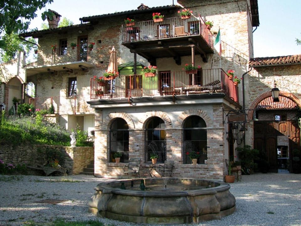 Mansion in Langhe with Pool and Winery Charm Vacation rental in Liguria