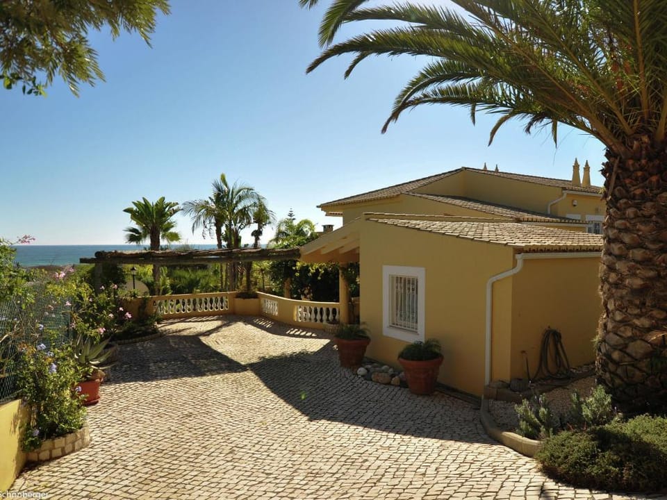 Semi-detached Villa with 1 Bedroom located near Meia Praia beach - Lagos Vacation rental in Lagos