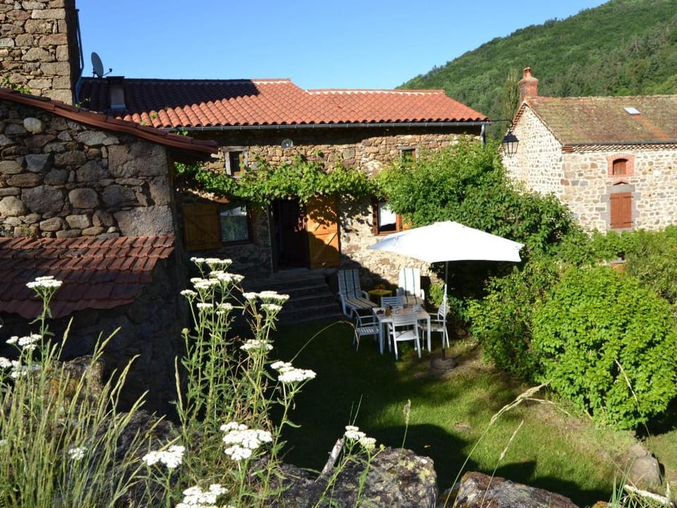 Hideaway in Villeneuve-dAllier Vacation rental in Auvergne-Rhône-Alpes