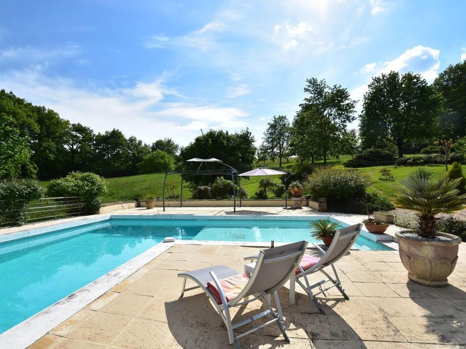 Nice home in Port-Sainte-Foy-et-Ponchapt w/  Vacation rental in Occitanie