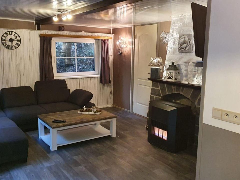 Forest Chalet in Lanklaar Vacation rental in Dilsen-Stokkem