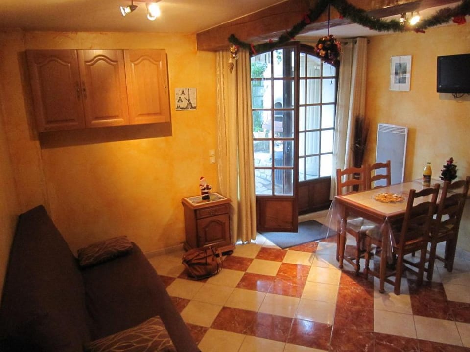 Cottage in Vaires-sur-Marne by Forest Lake Vacation rental in Île-de-France