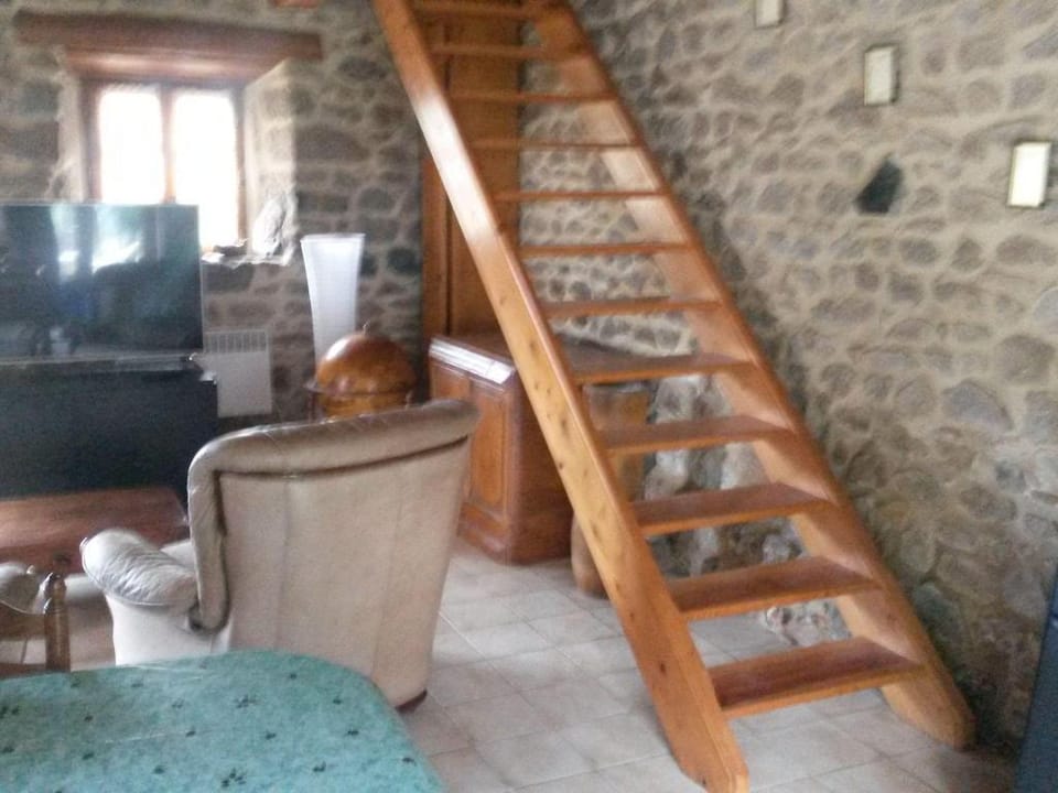 Rustic Retreat in Goutte-Claire Vacation rental in Auvergne-Rhône-Alpes