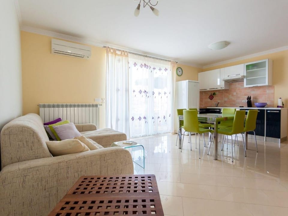 Spacious Apartment in Vantacici near Sea Apartment in Primorje-Gorski Kotar County