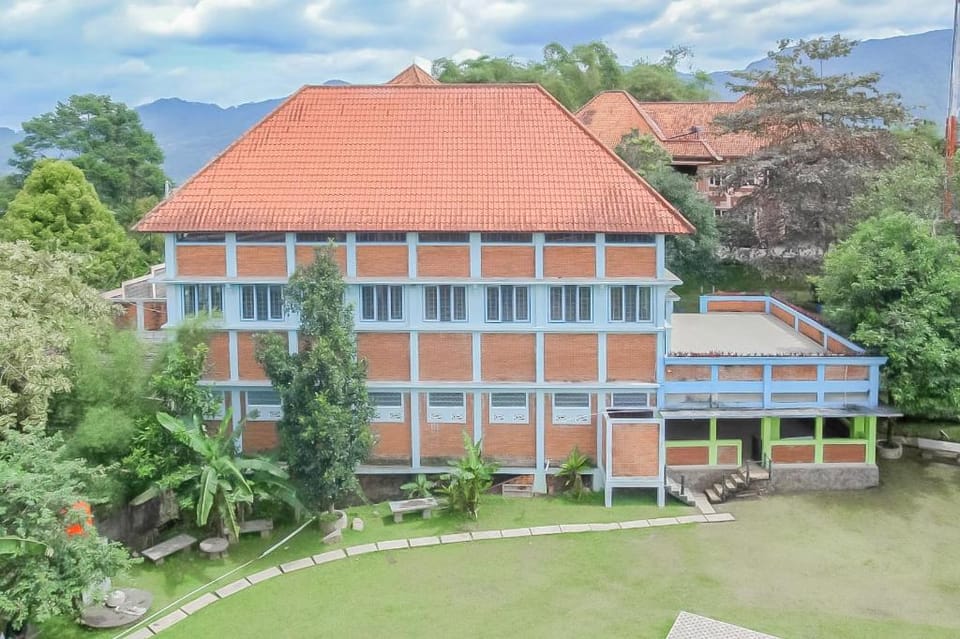 Urbanview Hotel Syariah Insani Cisarua Puncak Hotel in Cisarua