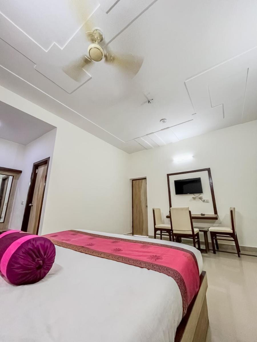 Hotel The Golden Bird Hotel in Agra