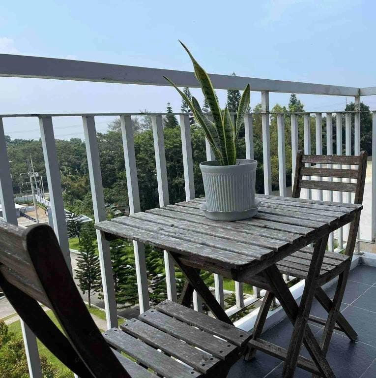 Tagaytay Staycation with Balcony, Wifi and Netflix Apartment in Tagaytay