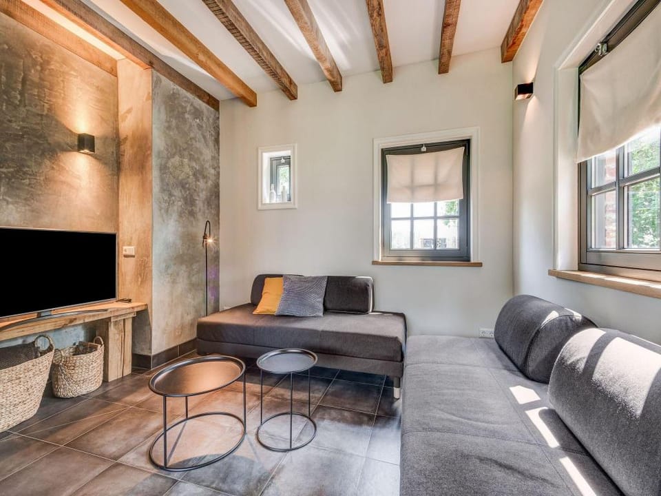 Lush holiday home with a private Hot Tub Vacation rental in Limburg (province)