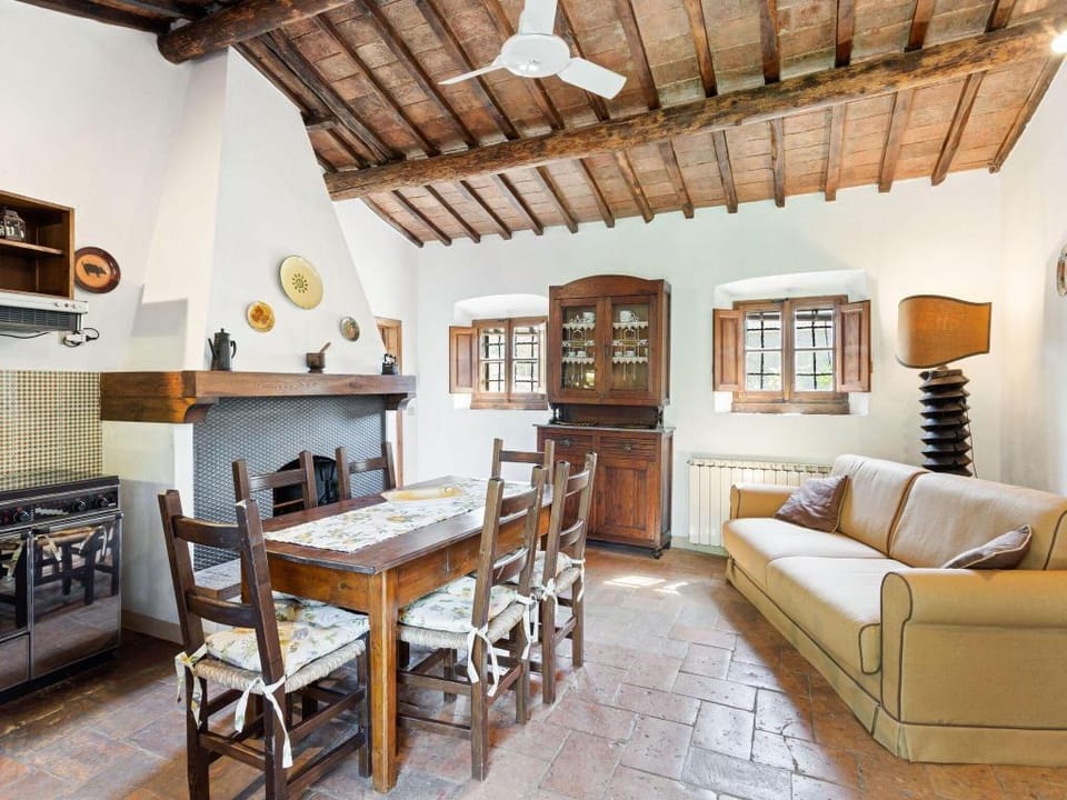 Elegant 2-Bedroom Holiday Home in Tuscan. Vacation rental in Umbria