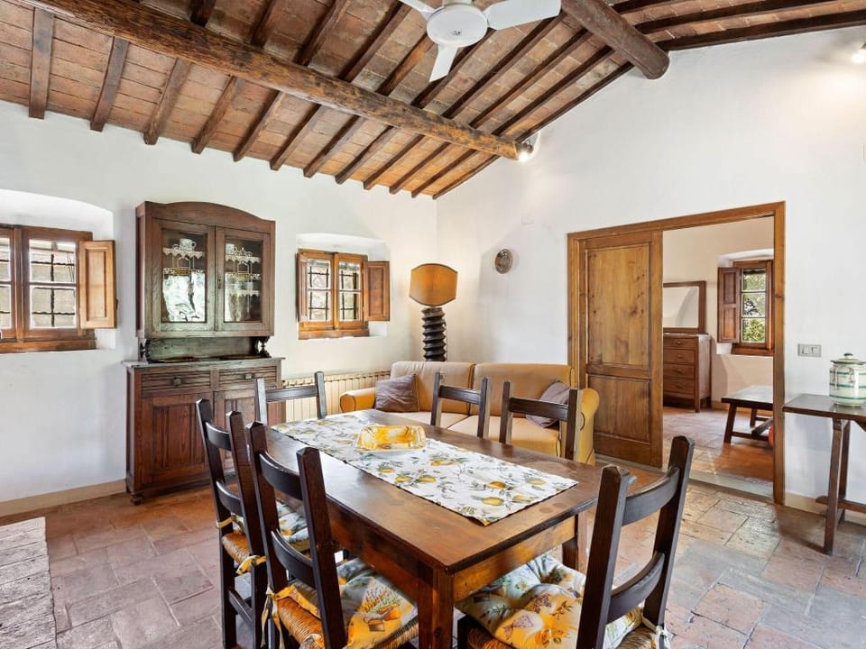 Elegant 2-Bedroom Holiday Home in Tuscan. Vacation rental in Umbria