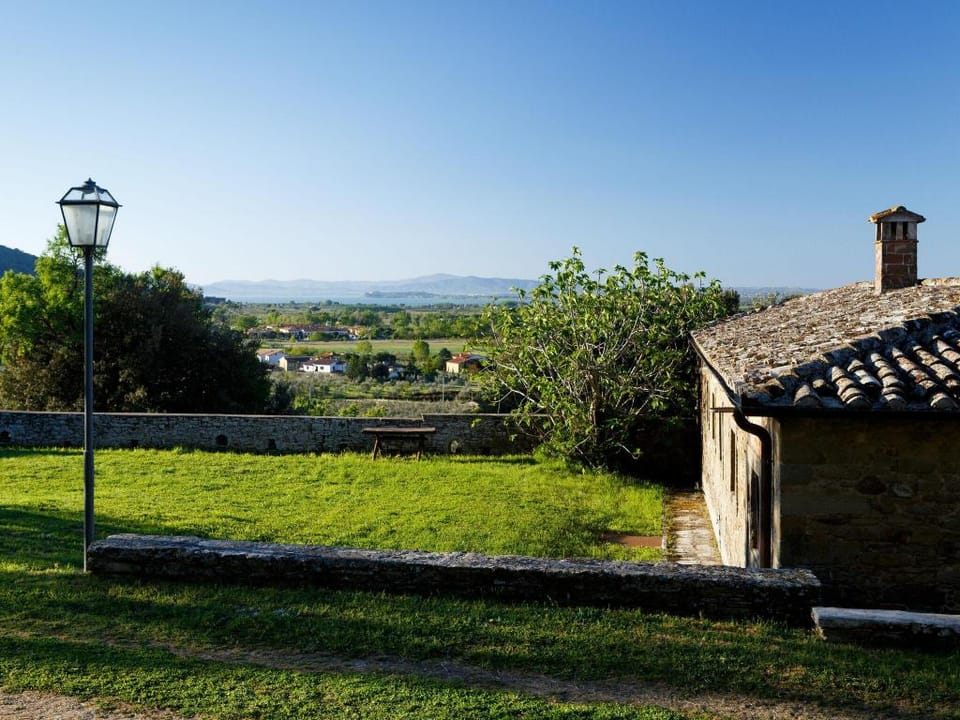 Elegant 2-Bedroom Holiday Home in Tuscan. Vacation rental in Umbria
