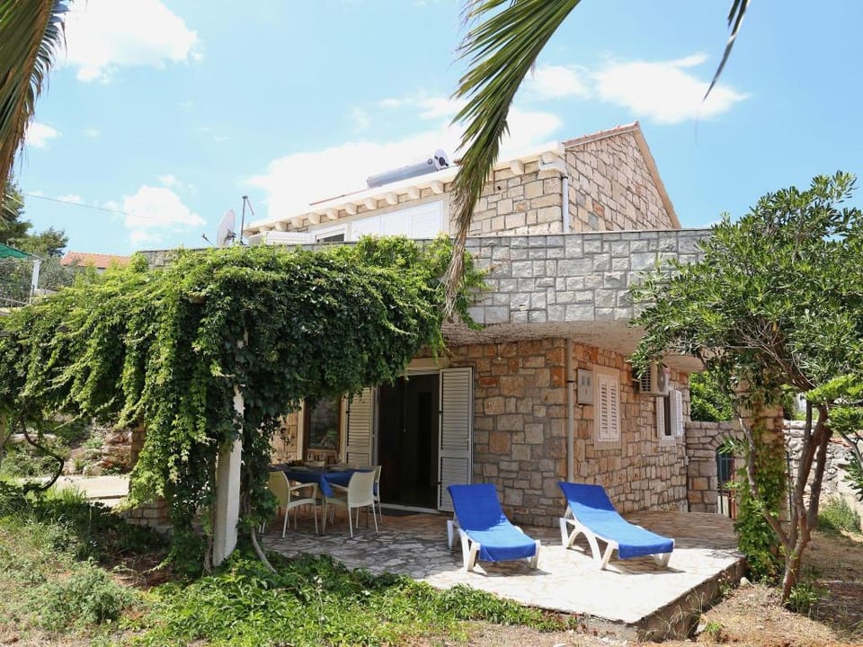 Holiday Home in Lumbarda with Garden Vacation rental in Dubrovnik-Neretva County