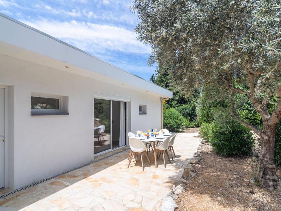 Villa in Pouzols with Private Pool  Vineyards Villa in Occitanie
