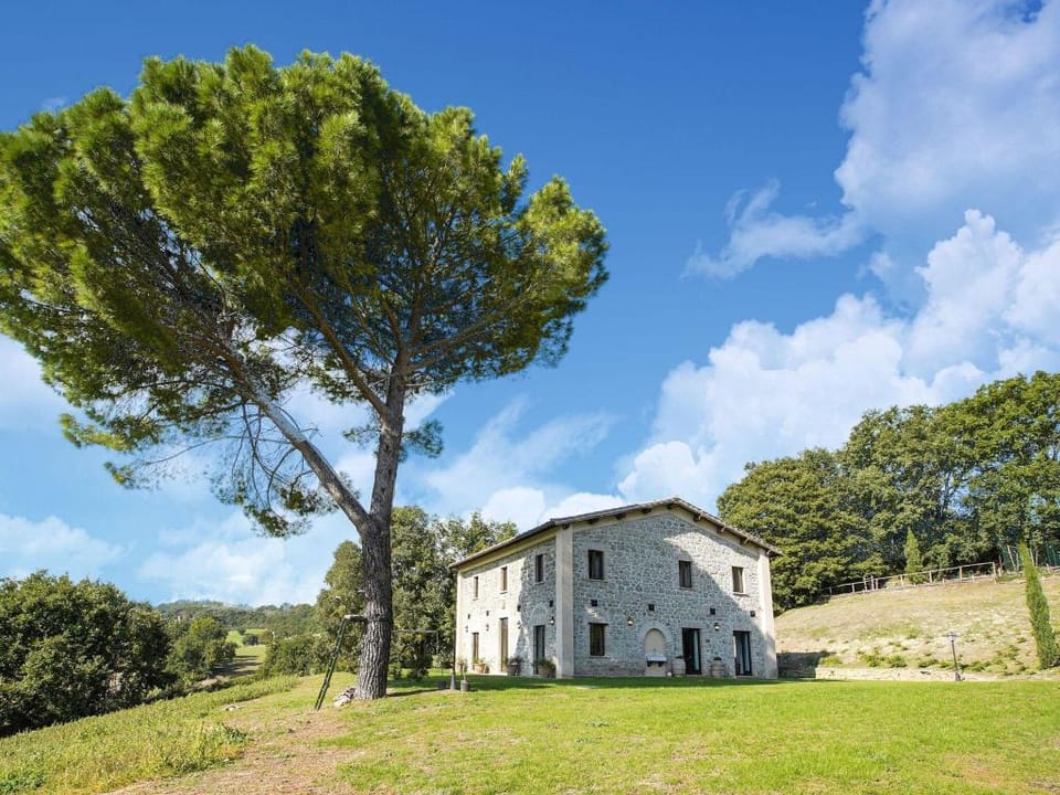 Villa in Orvieto with Infinity Pool  Views Villa in Umbria