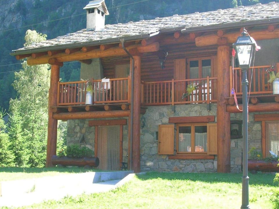Apartment in Antey with Stunning Mountain Views Apartment in Torgnon