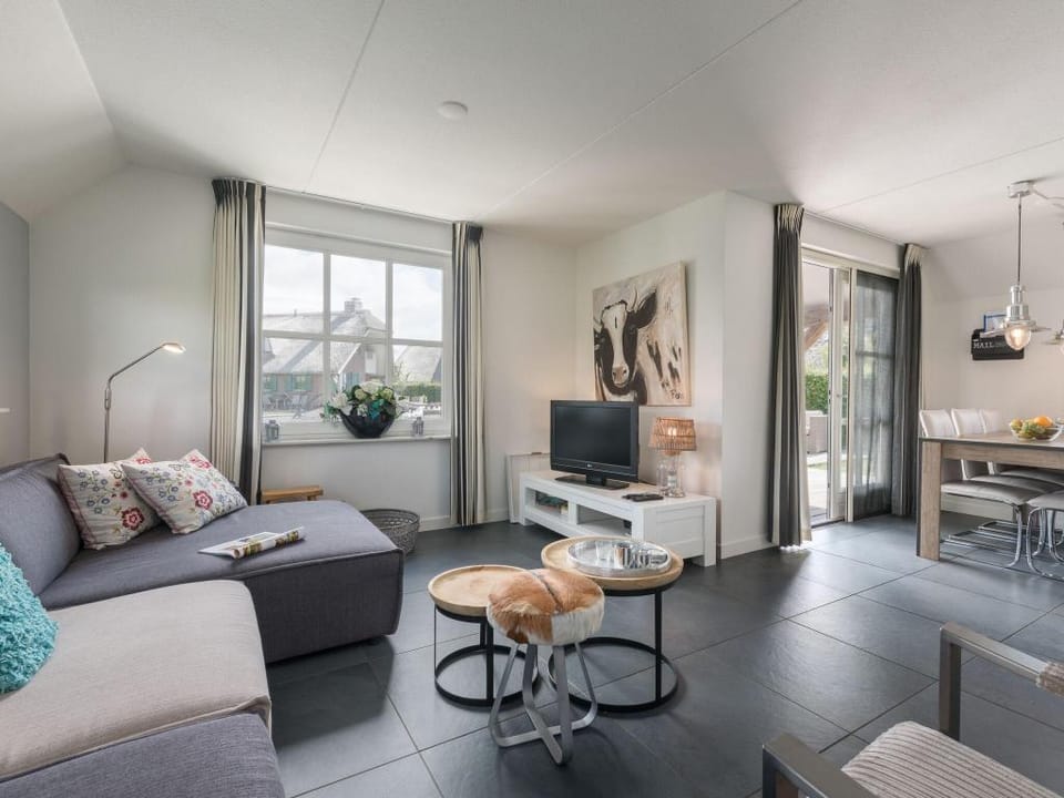 Giethoorn Villa with Modern Touch Villa in Giethoorn