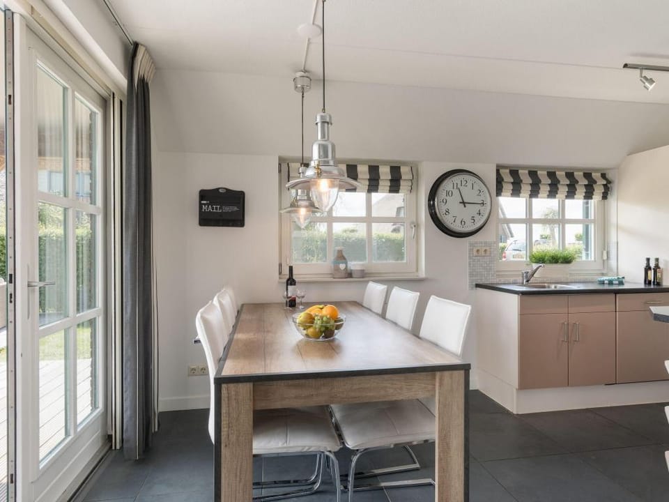 Giethoorn Villa with Modern Touch Villa in Giethoorn